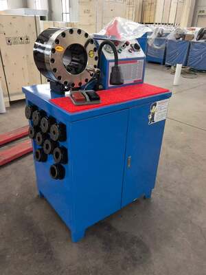 2" 600T 31.5Mpa রাবার হোস ক্রিমিং মেশিন উচ্চ মডেলের নীল রঙের বোতাম নিয়ন্ত্রণ সিস্টেম 220v/240v/380v/415v ভোল্টেজ সহ 6-51mm ক্রিমিং রেঞ্জ এবং 10 বিনিময়যোগ্য ডাইস